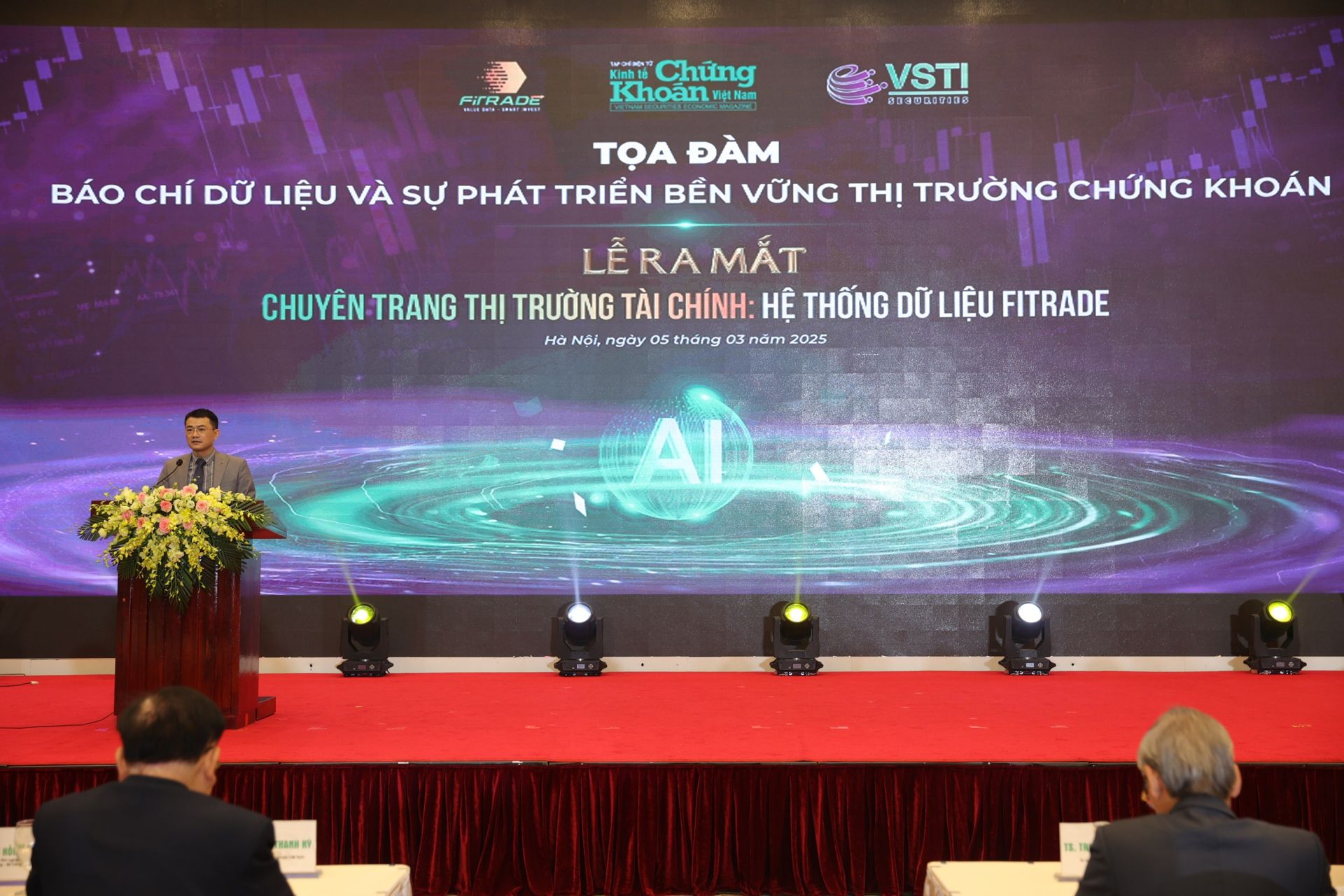 Ông Nguyễn Viết Việt - Tổng Biên tập Tạp chí điện tử Kinh tế Chứng khoán Việt Nam, Trưởng ban Tổ chức phát biểu tại buổi lễ