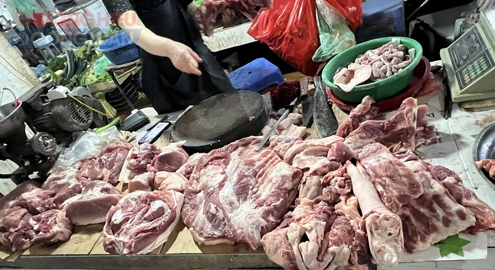Quầy thịt lợn tại chợ Yên Xá, Thanh Trì, Hà Nội