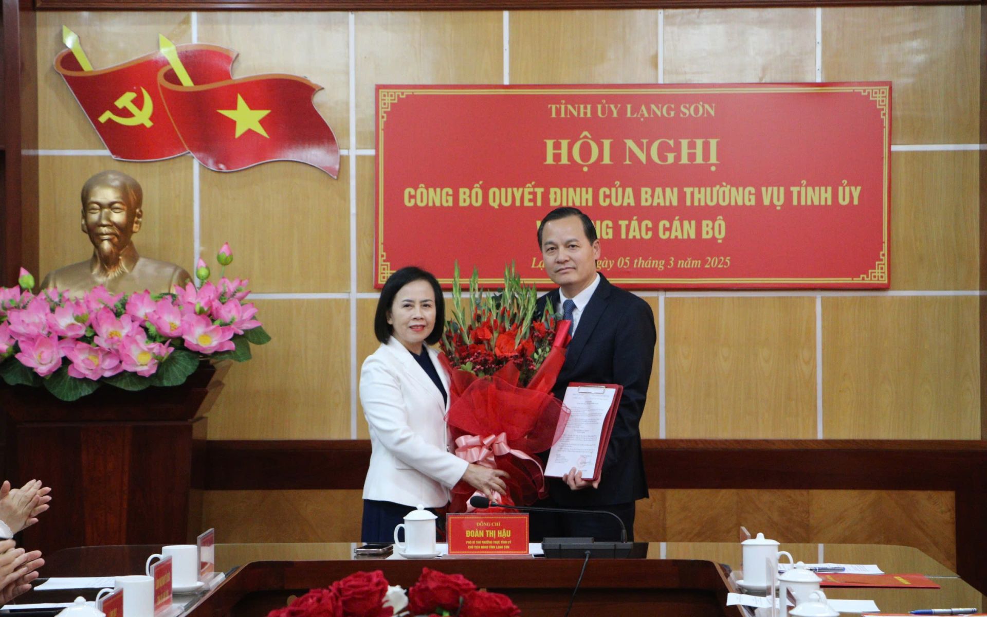 Phó Bí thư Thường trực Tỉnh ủy Lạng Sơn Đoàn Thị Hậu, Chủ tịch HĐND tỉnh Lạng Sơn trao quyết định, tặng hoa chúc mừng tân Bí thư Thành ủy Lạng Sơn Phùng Quang Hội Phó Bí thư Thường trực Tỉnh ủy Lạng Sơn Đoàn Thị Hậu, Chủ tịch HĐND tỉnh Lạng Sơn trao quyết định, tặng hoa chúc mừng tân Bí thư Thành ủy Lạng Sơn Phùng Quang Hội