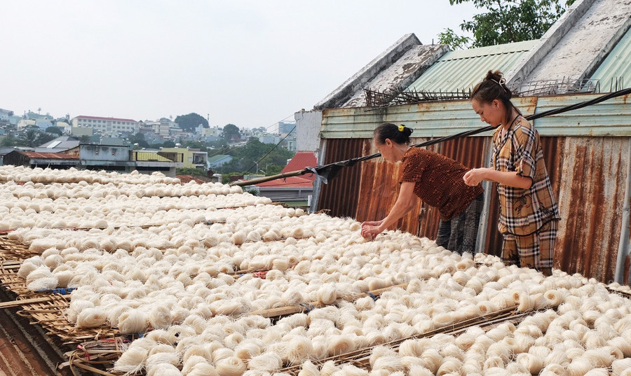 Sợi phở khô Gia Lai khác với những sợi bánh phở thông thường. Sợi phở khô được làm từ gạo ở huyện Phú Thiện (Gia Lai). Công đoạn làm phở khô gần giống làm bánh phở tươi, song bánh phở không cắt sợi ngay mà cần qua quá trình phơi khô mới đưa vào máy cắt.