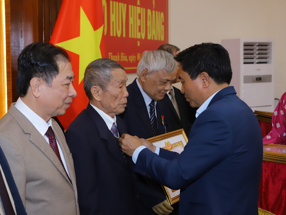 Tại buổi lễ, Bí thư Tỉnh ủy Nguyễn Doãn Anh đã trao huy hiệu và tặng hoa chúc mừng các đồng chí nguyên lãnh đạo tỉnh và lãnh đạo tỉnh.