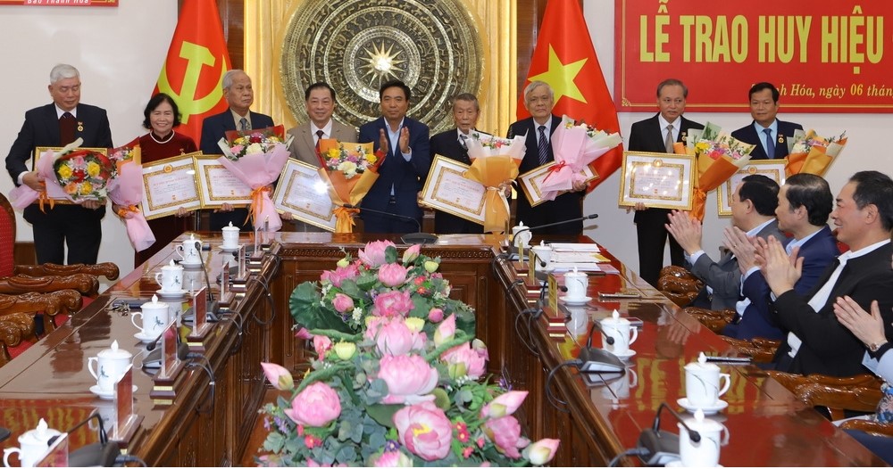 Thanh Hóa: Trao huy hiệu Đảng cho các đồng chí nguyên lãnh đạo tỉnh và lãnh đạo tỉnh