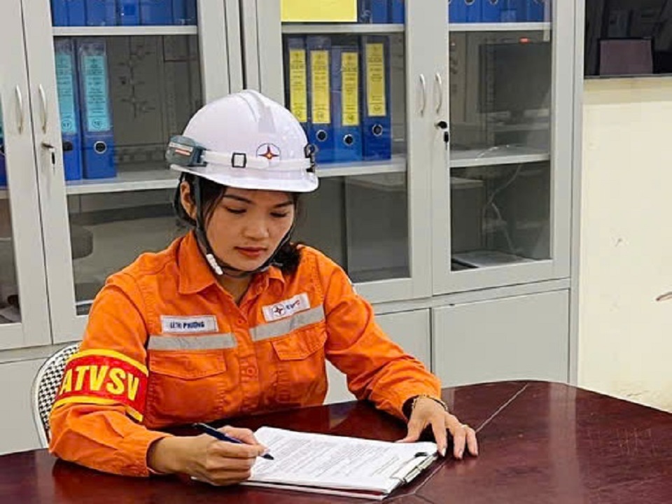 1,2 Nữ ATVSV Lê Thị Phượng kiểm tra công tác ATVSLĐ trước giờ vào ca làm việc 1,2 Nữ ATVSV Lê Thị Phượng kiểm tra công tác ATVSLĐ trước giờ vào ca làm việc