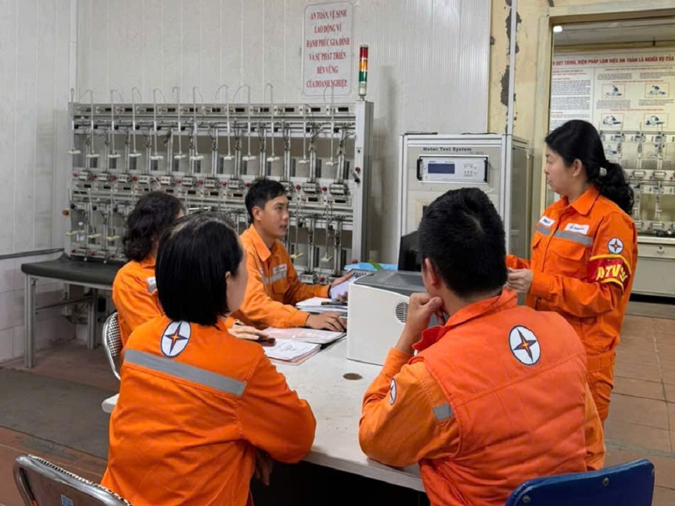 Nữ ATVSV Đặng Việt Hà đôn đốc, nhắc nhở, hướng dẫn công nhân trong tổ sản xuất chấp hành nghiêm chỉnh quy định về ATVSLĐ Nữ ATVSV Đặng Việt Hà đôn đốc, nhắc nhở, hướng dẫn công nhân trong tổ sản xuất chấp hành nghiêm chỉnh quy định về ATVSLĐ