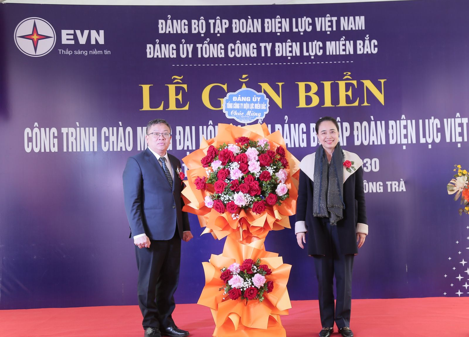 Đồng chí Phạm Hồng Phương, Ủy viên Ban Chấp hành Đảng bộ, Phó Tổng Giám đốc Tập đoàn Điện lực Việt Nam tặng hoa chúc mừng.