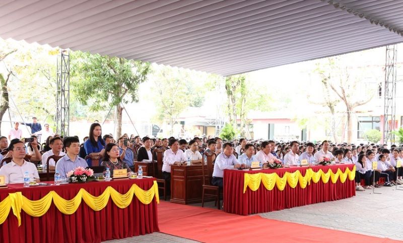 Các đại biểu và đông đảo học sinh tham gia buổi lễ. Các đại biểu và đông đảo học sinh tham gia buổi lễ.