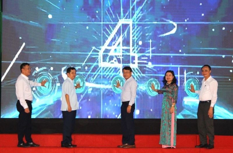 Các đại biểu đã thực hiện nghi thức nhấn nút phát động phong trào “Bình dân học vụ số”. Các đại biểu đã thực hiện nghi thức nhấn nút phát động phong trào “Bình dân học vụ số”.