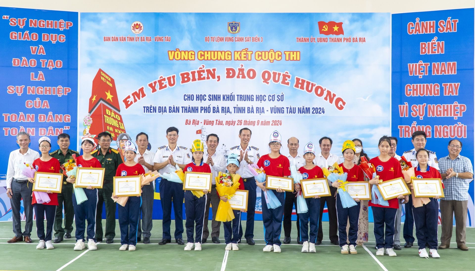 Bộ Tư lệnh Vùng Cảnh sát biển 3 phối hợp với Ban Dân vận Tỉnh ủy Bà Rịa - Vũng Tàu tổ chức chung kết cuộc thi _Em yêu biển, đảo quê hương_ cho 100 HS của các trường THCS trên địa bàn TP.Vũng Tàu. Bộ Tư lệnh Vùng Cảnh sát biển 3 phối hợp với Ban Dân vận Tỉnh ủy Bà Rịa - Vũng Tàu tổ chức chung kết cuộc thi _Em yêu biển, đảo quê hương_ cho 100 HS của các trường THCS trên địa bàn TP.Vũng Tàu.