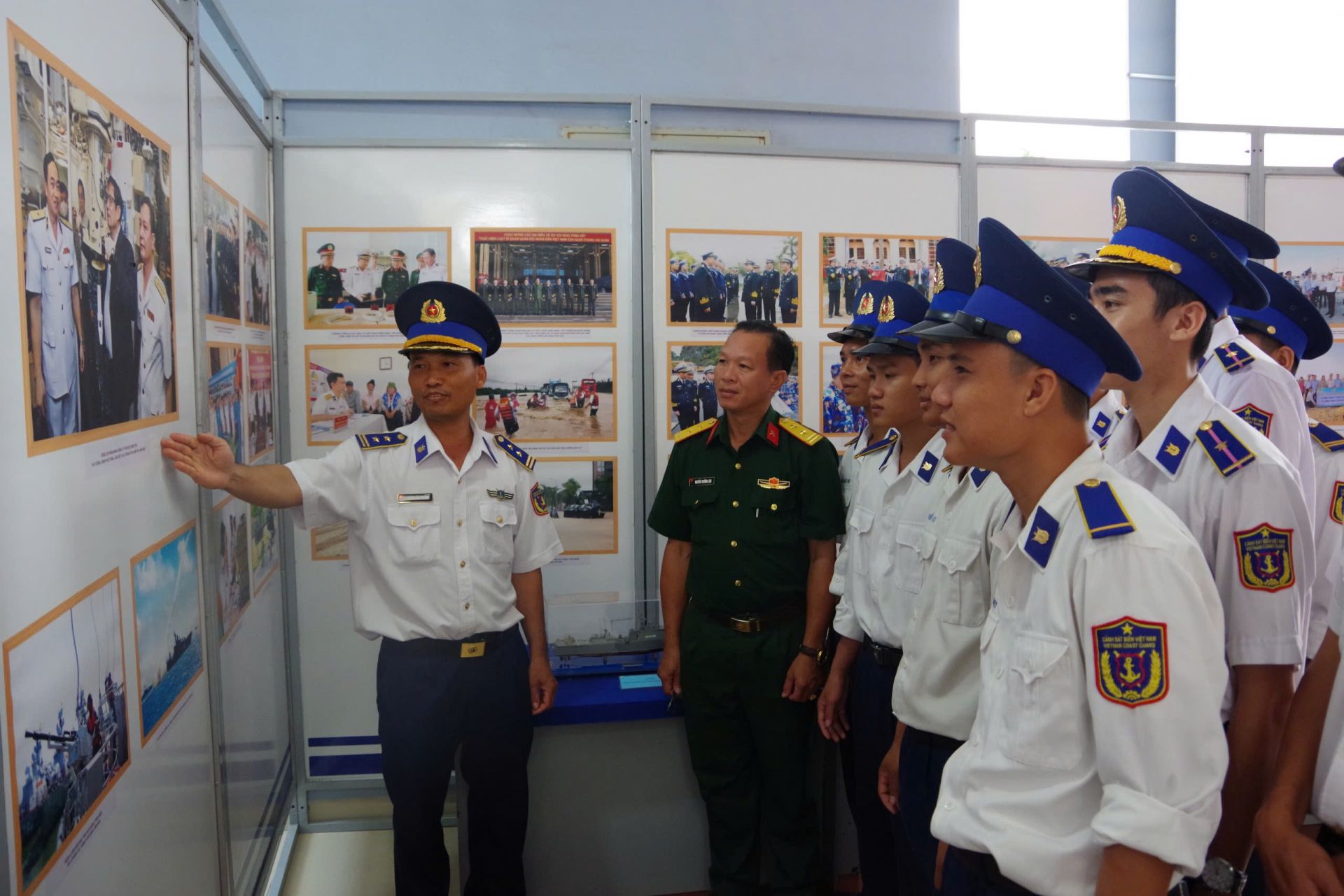 Cán bộ, chiến sĩ Hải đoàn 42 tham quan một số hình ảnh hoạt động của Đảng, Nhà nước thăm Quân chủng Hải quân