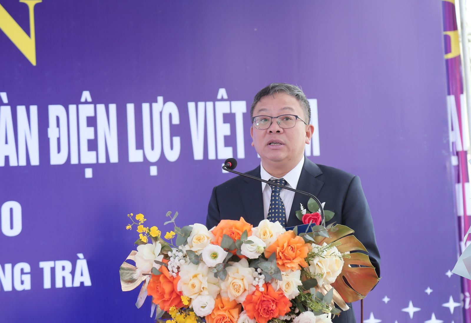 Đồng chí Phạm Hồng Phương, Ủy viên Ban Chấp hành Đảng bộ, Phó Tổng Giám đốc Tập đoàn Điện lực Việt Nam phát biểu tại buổi lễ.