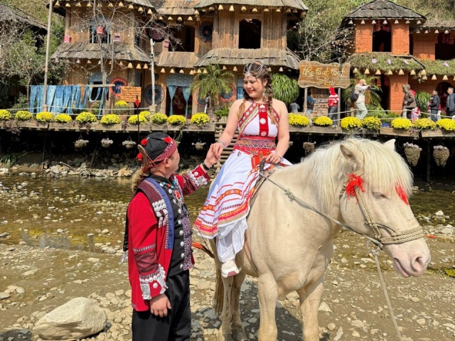 Du khách thích thú chụp ảnh lưu niệm tại bản Cát Cát. Du khách thích thú chụp ảnh lưu niệm tại bản Cát Cát.