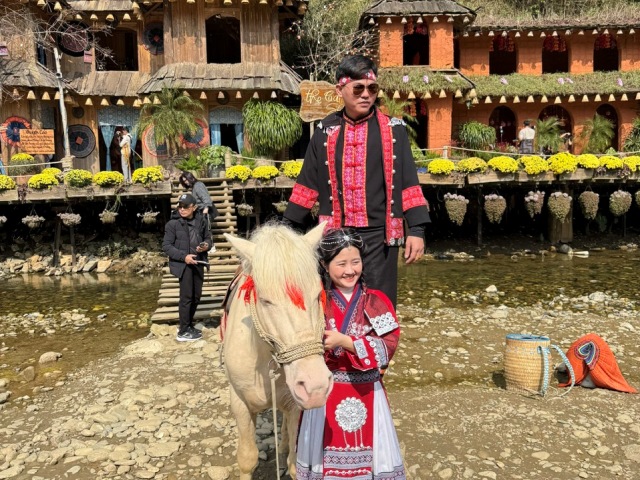 du khách không chỉ được tận hưởng không gian bình yên mà còn có thể thuê trang phục dân tộc để chụp ảnh, thử sức với nghề dệt vải truyền thống. du khách không chỉ được tận hưởng không gian bình yên mà còn có thể thuê trang phục dân tộc để chụp ảnh, thử sức với nghề dệt vải truyền thống.