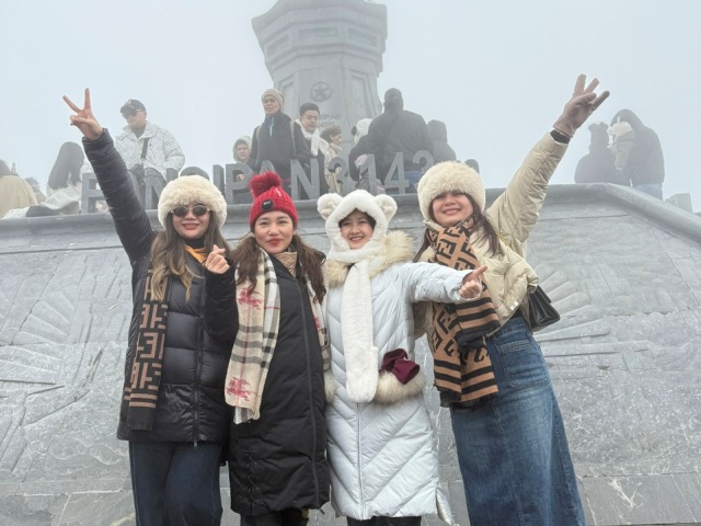 Du khách thích thúc chụp ảnh lưu niệm trên Du khách thích thúc chụp ảnh lưu niệm trên