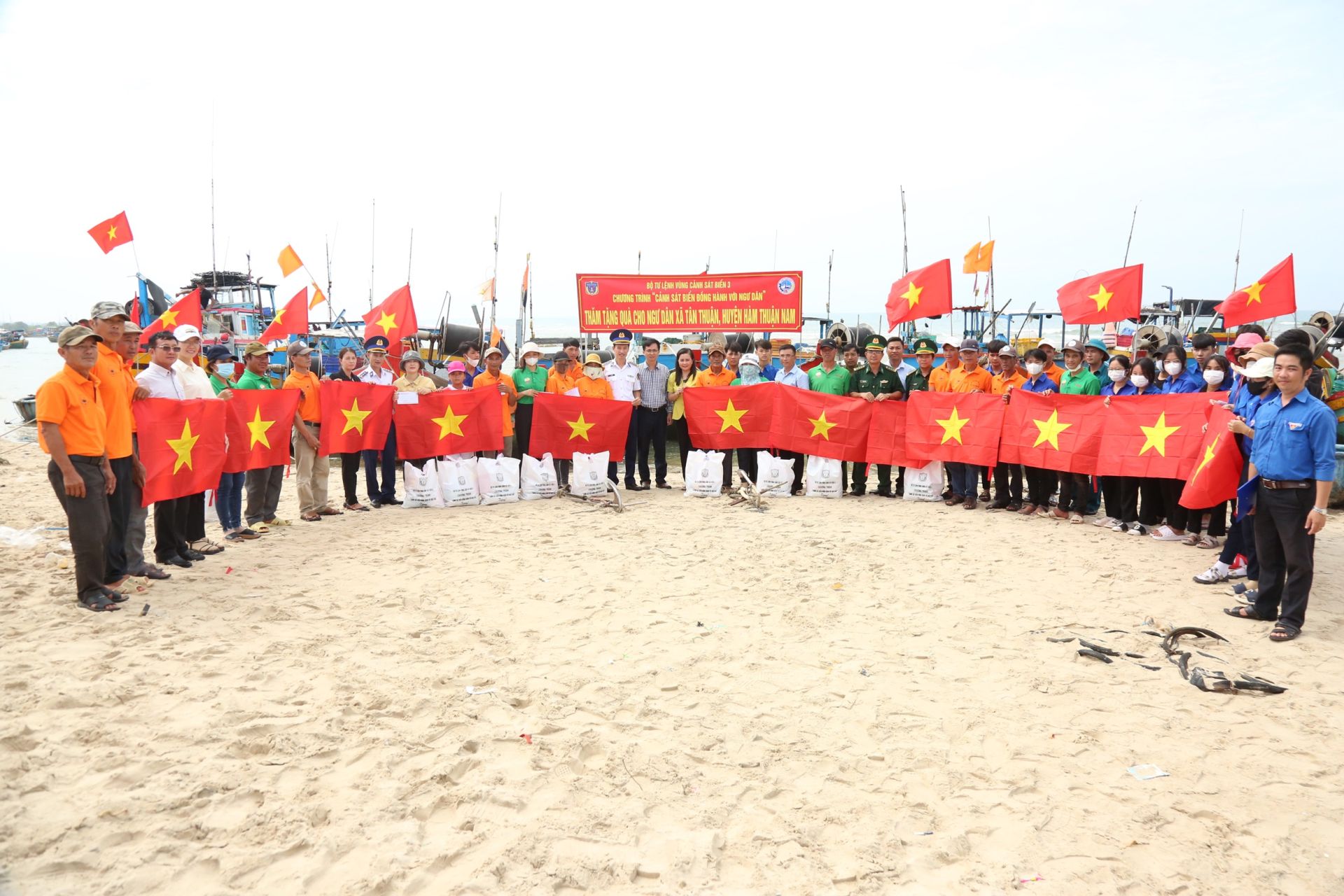 BTL Vùng CSB 3 tặng quà gia đình ngư dân có hoàn cảnh khó khăn trên địa bàn tỉnh Bình Thuận