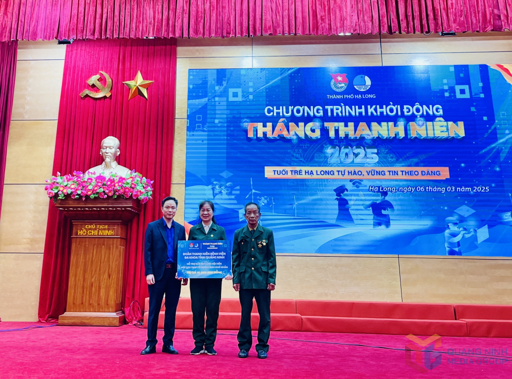 Đại diện Đoàn thanh niên Bệnh viện Đa khoa tỉnh Quảng Ninh trao tặng công trình sửa chữa nhà cho hội viên của Hội Cựu Thanh niên xung phong có hoàn cảnh khó khăn.