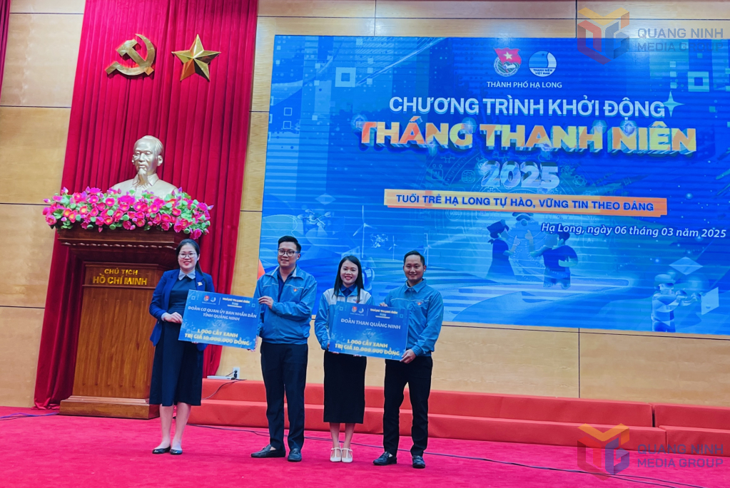 Đại diện Đoàn UBND tỉnh Quảng Ninh và Đoàn Than Quảng Ninh trao tặng 2.000 cây xanh cho Thành Đoàn Hạ Long để khắc phục hậu quả sau bão Yagi.