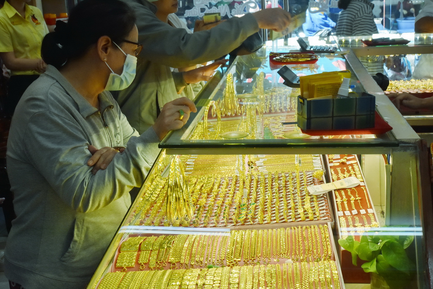 Rất đông khách hàng tới giao dịch mua, bán vàng trong ngày giá neo mức cao kỷ lục