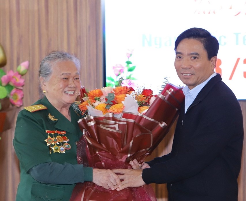 Bí thư Tỉnh ủy Nguyễn Doãn Anh tặng hoa chúc mừng Anh hùng lực lượng vũ trang Nhân dân Ngô Thị Tuyển.