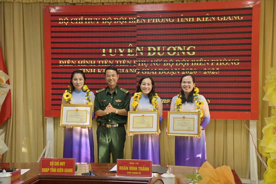 Đại tá Doãn Đình Tránh, phó Chính ủy Bộ đội Biên phòng tỉnh Kiên Giang, trao giấy khen cho tập thể và cá nhân.