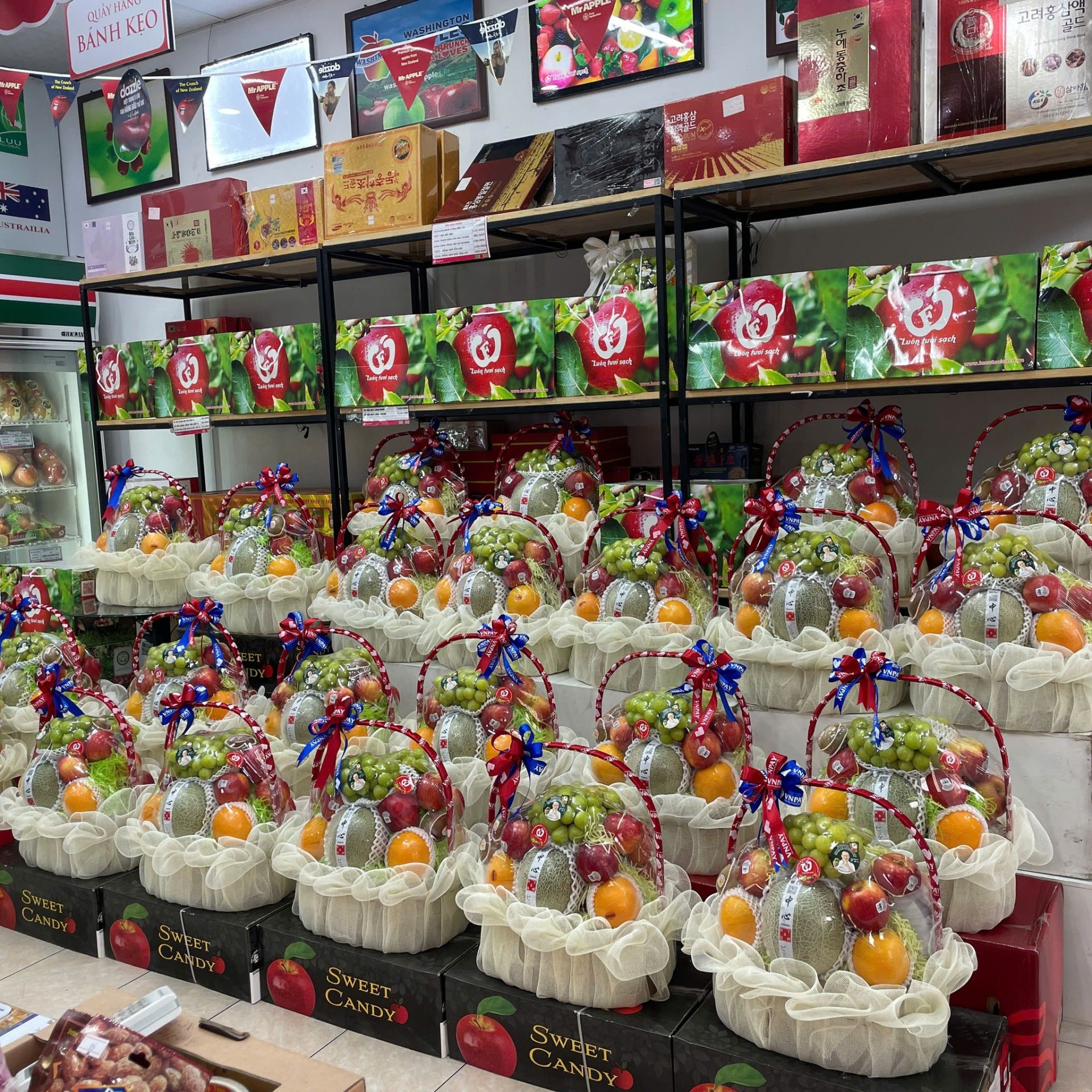 Nhiều mẫu trang trí trái cây bắt mắt tại cửa hàng hoa quả tươi