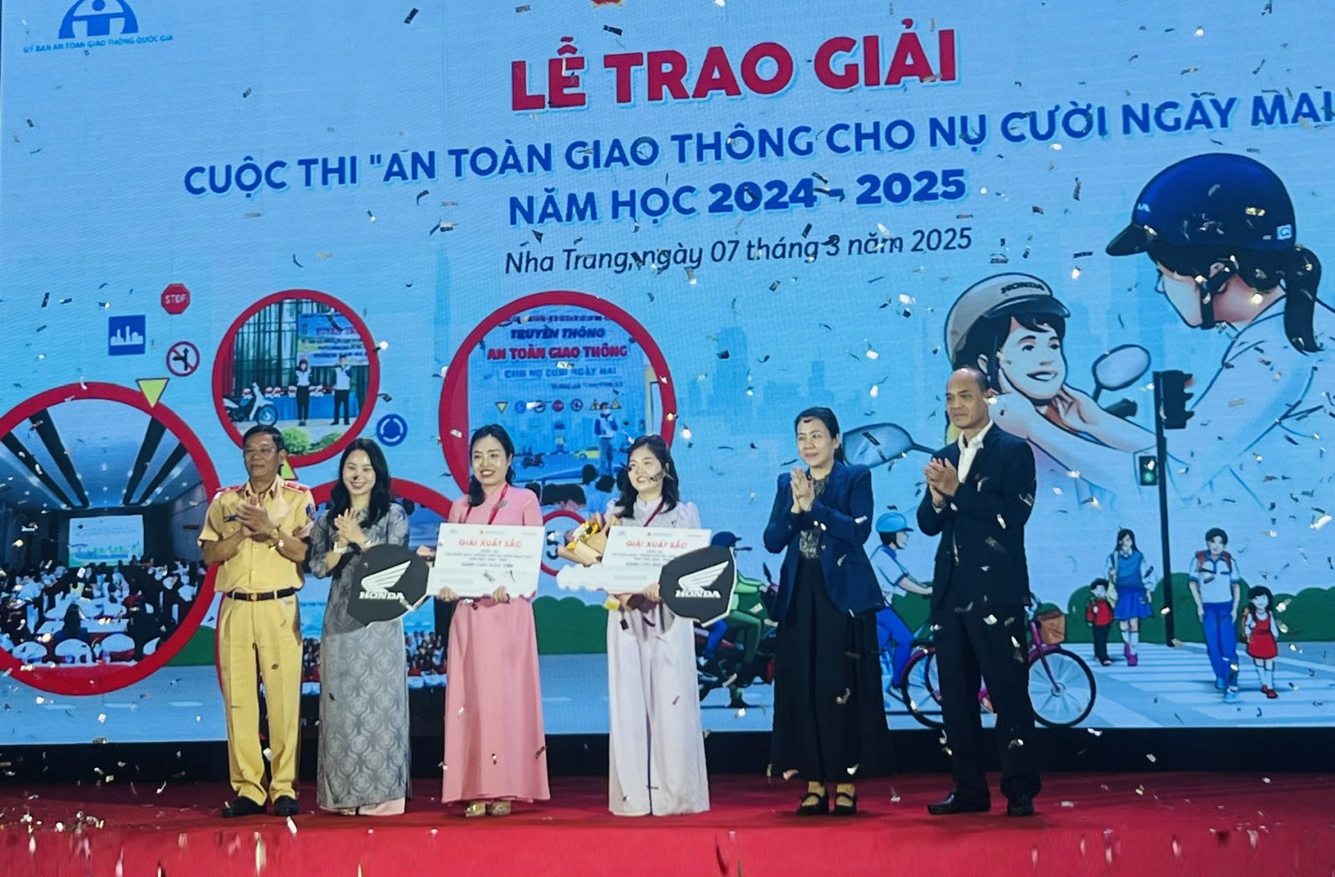 Cô giáo Đỗ Kim Ngân (thứ 3 từ phải sang) nhận giải Xuất sắc tại Lễ trao giải.