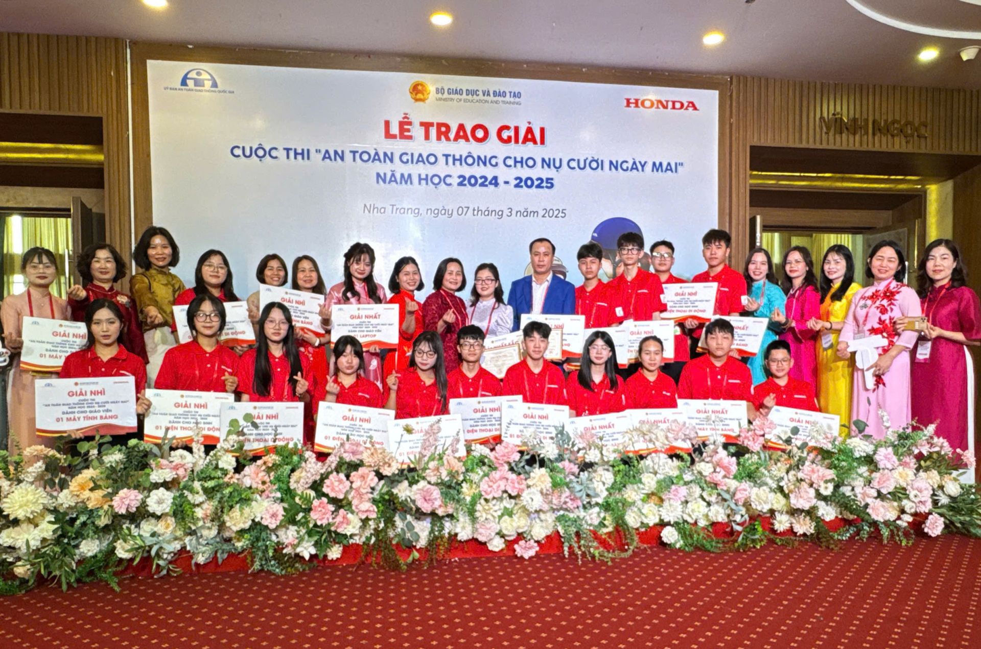 Đoàn Bắc Ninh chụp ảnh lưu niệm tại Lễ trao giải Cuộc thi diễn ra vào sáng 7/3