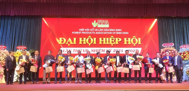 Ban tổ chức tặng Kỷ niệm chương cho các thành viên BCH FPA Bình Định khoá VI. Ảnh: VH Ban tổ chức tặng Kỷ niệm chương cho các thành viên BCH FPA Bình Định khoá VI. Ảnh: VH