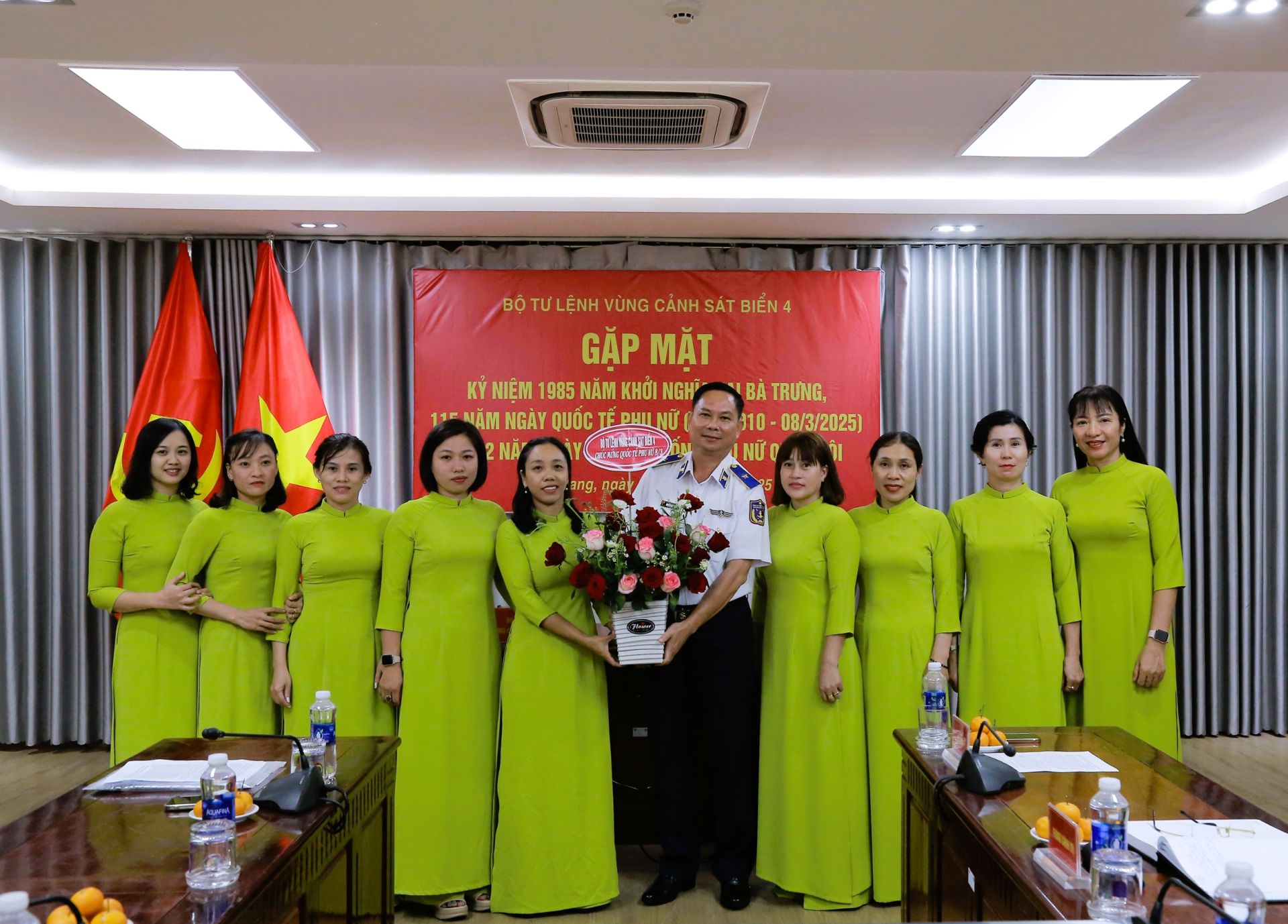 Thiếu tướng Nguyễn Văn Dũng – Bí thư Đảng ủy, Chính ủy Bộ Tư lệnh Vùng tặng hoa chúc mừng các nữ Quân nhân