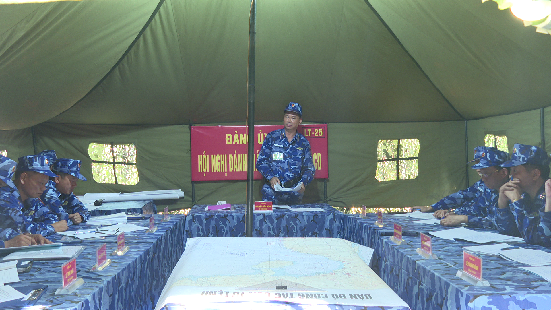 Thiếu tướng Nguyễn Văn Dũng – Bí thư Đảng ủy, Chính ủy Bộ Tư lệnh Vùng Cảnh sát biển 4 chủ trì Hội nghị Đảng ủy đánh giá kết quả chuyển trạng thái SSCĐ tại thực địa.