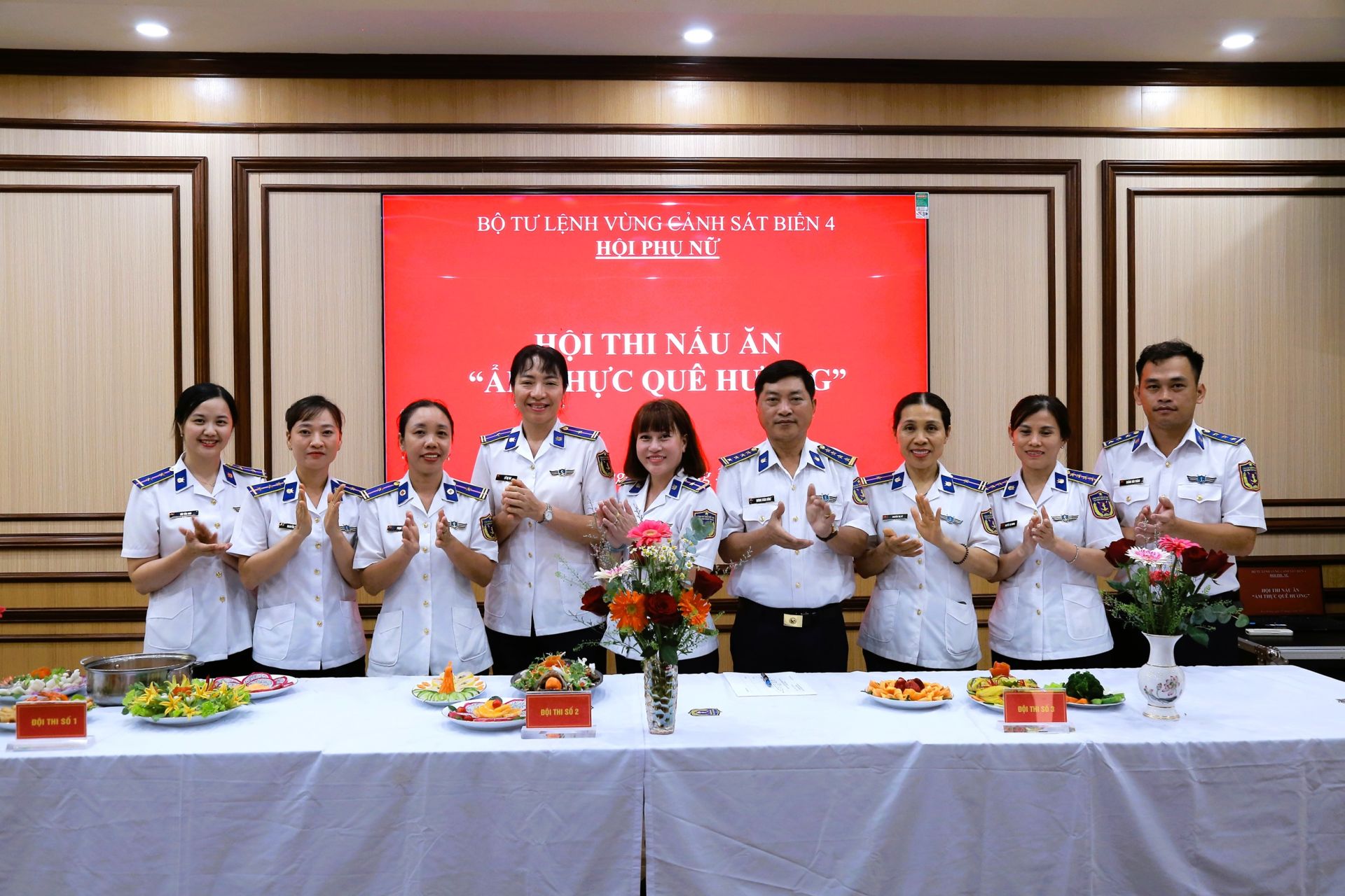 Các cơ quan tặng quà chúc mừng Hội phụ nữ