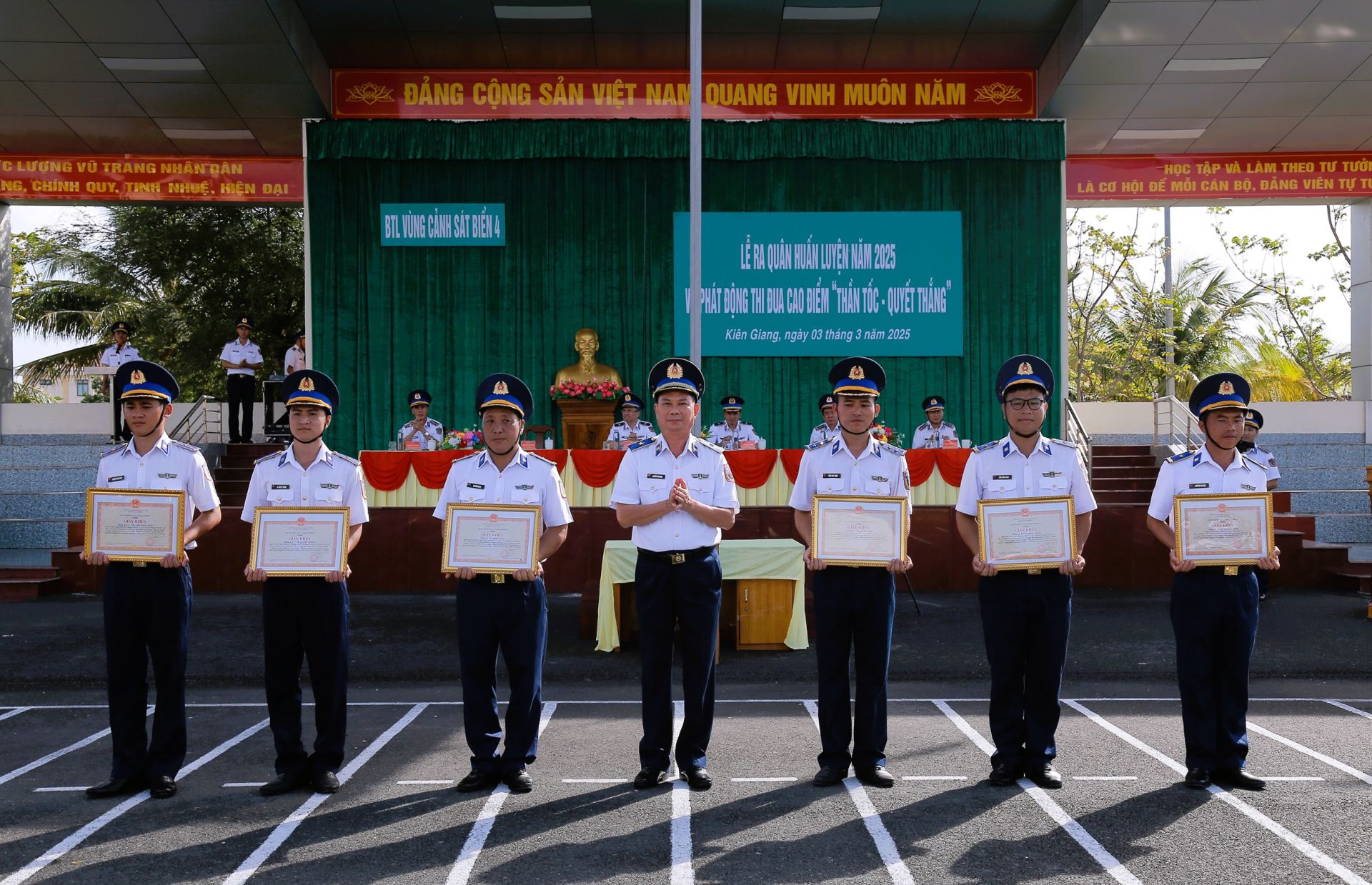 Thiếu tướng Nguyễn Văn Dũng, Bí thư Đảng ủy - Chính ủy BTL Vùng trao Giấy khen cho các tập thể, cá nhân có thành tích tốt trong Đợt cao điểm (Tại lễ ra quân huấn luyện năm 2025 của BTL Vùng).