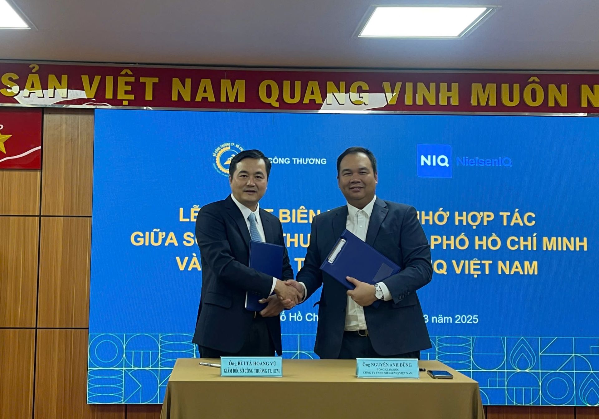 Đại diện Sở Công Thương TP. Hồ Chí Minh và Công ty TNHH NielsenIQ Việt Nam ký Biên bản ghi nhớ hợp tác về phối hợp cung cấp thông tin cho doanh nghiệp và cơ quan báo chí Đại diện Sở Công Thương TP. Hồ Chí Minh và Công ty TNHH NielsenIQ Việt Nam ký Biên bản ghi nhớ hợp tác về phối hợp cung cấp thông tin cho doanh nghiệp và cơ quan báo chí