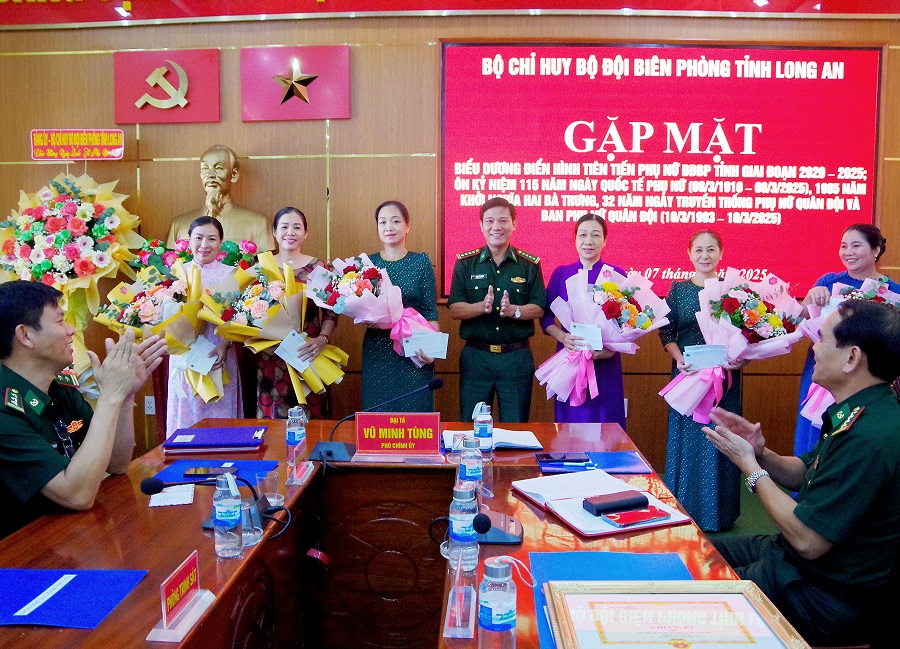 Đại tá Dương Văn Dược – Chính ủy BĐBP tỉnh tặng quà cán bộ, hội viên Hội Phụ nữ BĐBP tỉnh