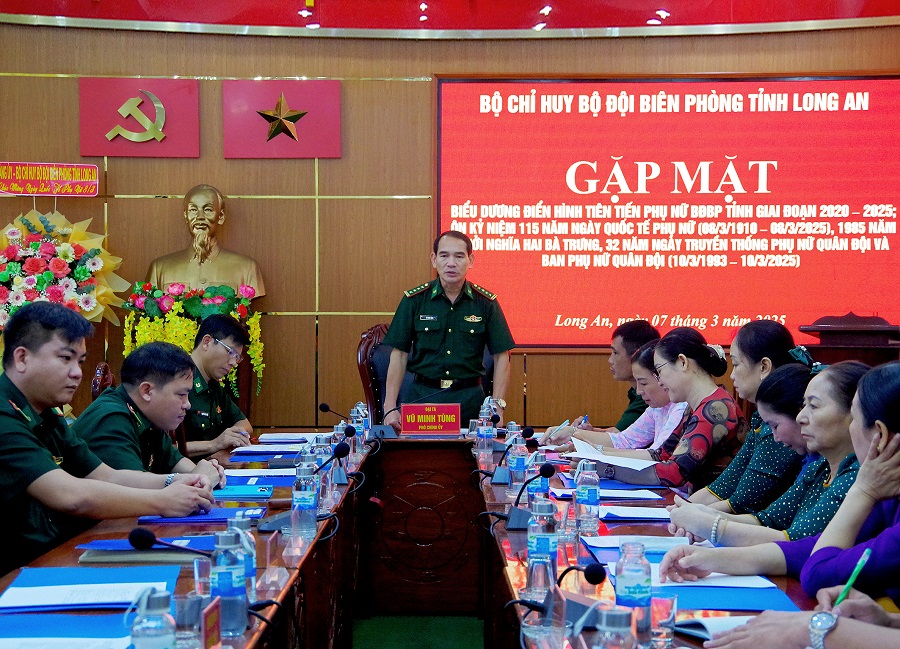 Đại tá Vũ Minh Tùng – Phó Chính ủy BĐBP tỉnh phát biểu chỉ đạo, chúc mừng cán bộ, hội viên Hội Phụ nữ BĐBP tỉnh tại buổi gặp mặt, biểu dương điển hình tiên tiến.