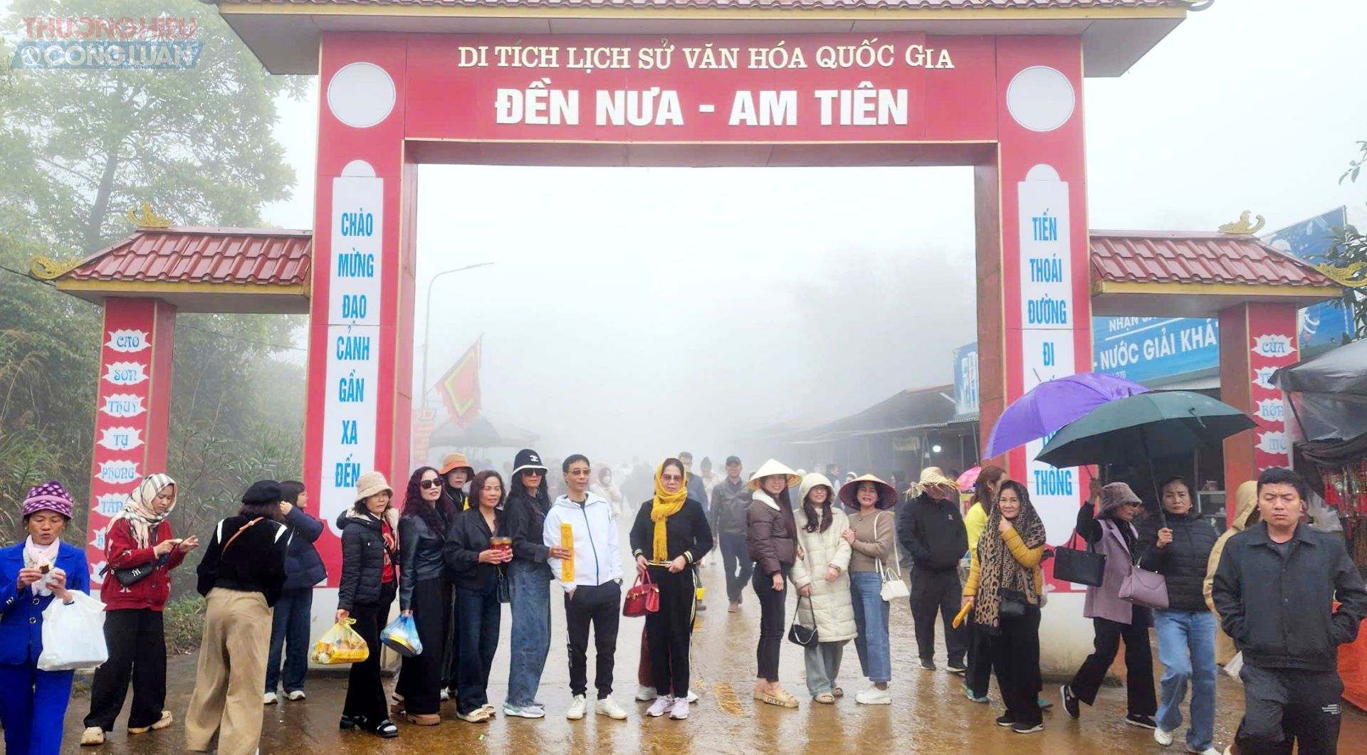 Đông đảo du khách đổ về huyệt đạo trên đỉnh núi Nưa - An Tiên huyện Triệu Sơn (Thanh Hóa) ngày 9 tháng Giêng. Đông đảo du khách đổ về huyệt đạo trên đỉnh núi Nưa - An Tiên huyện Triệu Sơn (Thanh Hóa) ngày 9 tháng Giêng.