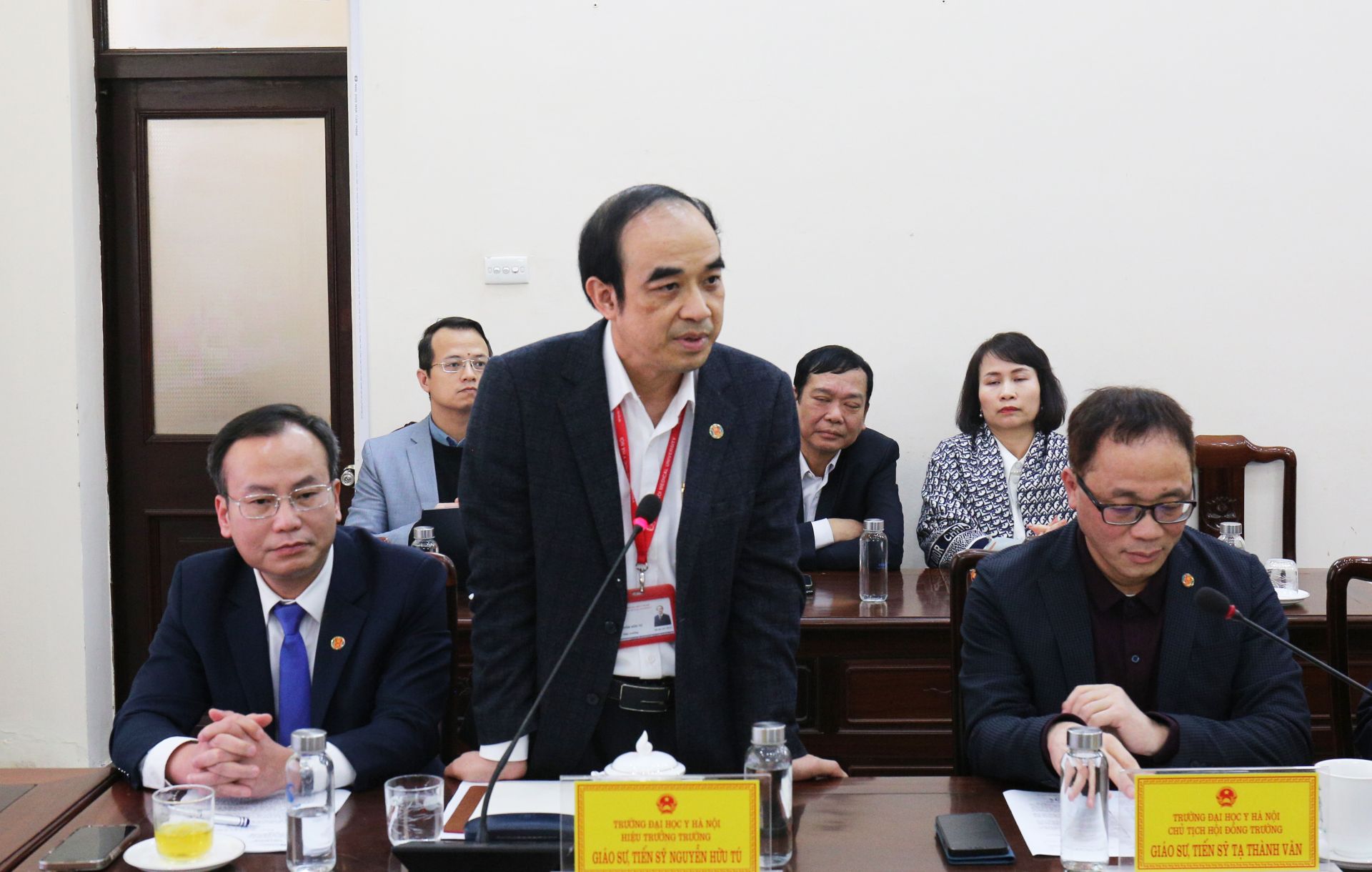 Hiệu trưởng Trường Đại học Y Hà Nội Nguyễn Hữu Tú phát biểu ý kiến.