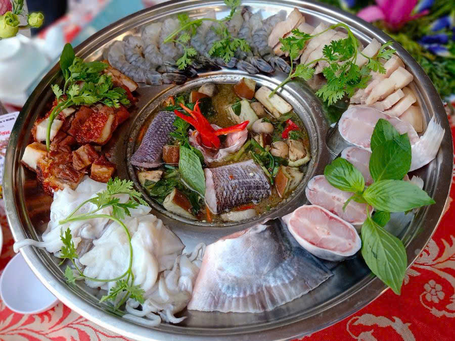 Lẩu mắm U Minh thường dùng chung với đa dạng thịt cá, hải sản nói chung và các loại rau hương đồng cỏ nội. Lẩu mắm U Minh thường dùng chung với đa dạng thịt cá, hải sản nói chung và các loại rau hương đồng cỏ nội.