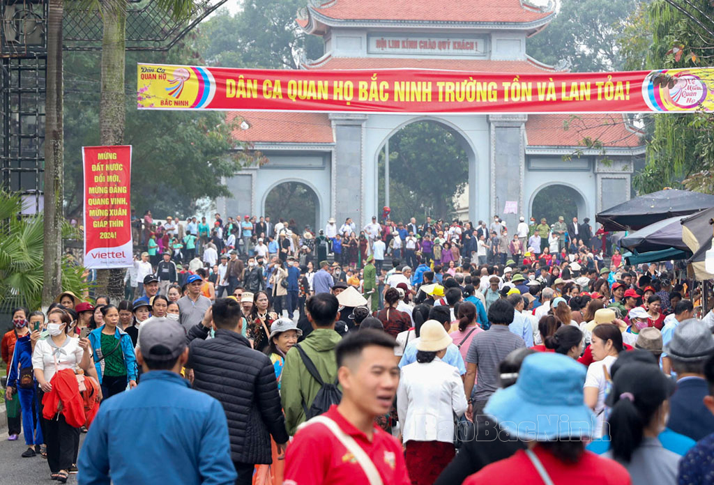 Hàng vạn du khách trẩy hội vùng Lim