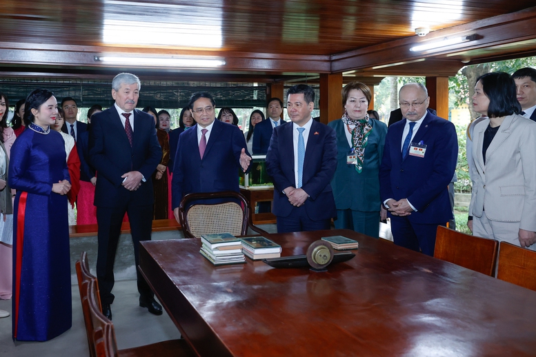 Thủ tướng Việt Nam, Kyrgzystan thăm Nhà sàn Bác Hồ, thưởng thức cà phê Việt Nam