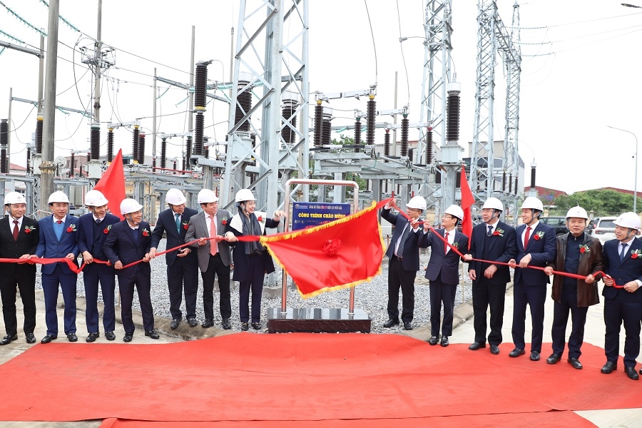 Các đại biểu thực hiện nghi thức gắn biển công trình chào mừng Đại hội Đảng bộ Tổng công ty Điện lực miền Bắc lần thứ XXIII