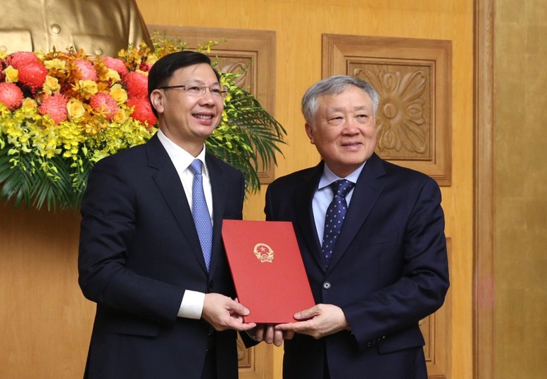 Phó Thủ tướng Thường trực Nguyễn Hòa Bình trao Quyết định bổ nhiệm tân Phó Chủ nhiệm VPCP