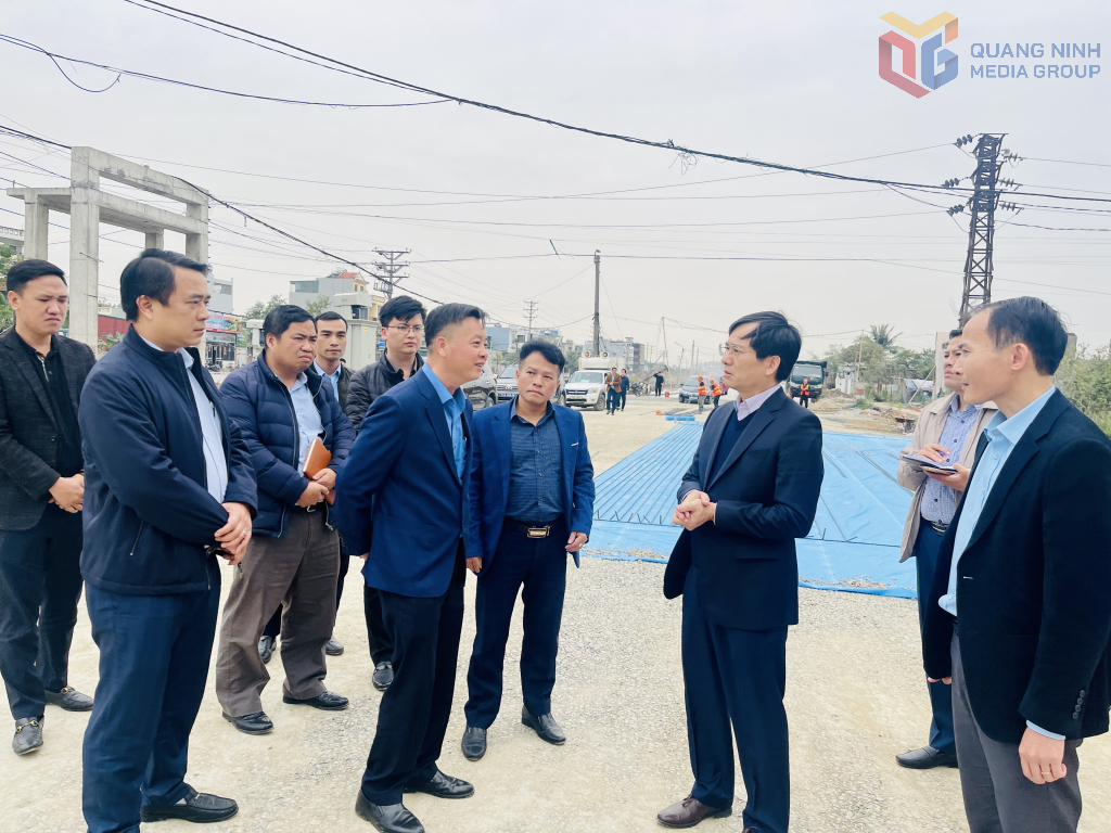 Lãnh đạo thành phố Hạ Long kiểm tra tiến độ thi công và công tác GPMB của Dự án Tuyến đường dọc mương, bên trái tuyến từ cầu K67 phường Hà Khánh qua cầu Nước Mặn đến đường 336, phường Hà Lầm.