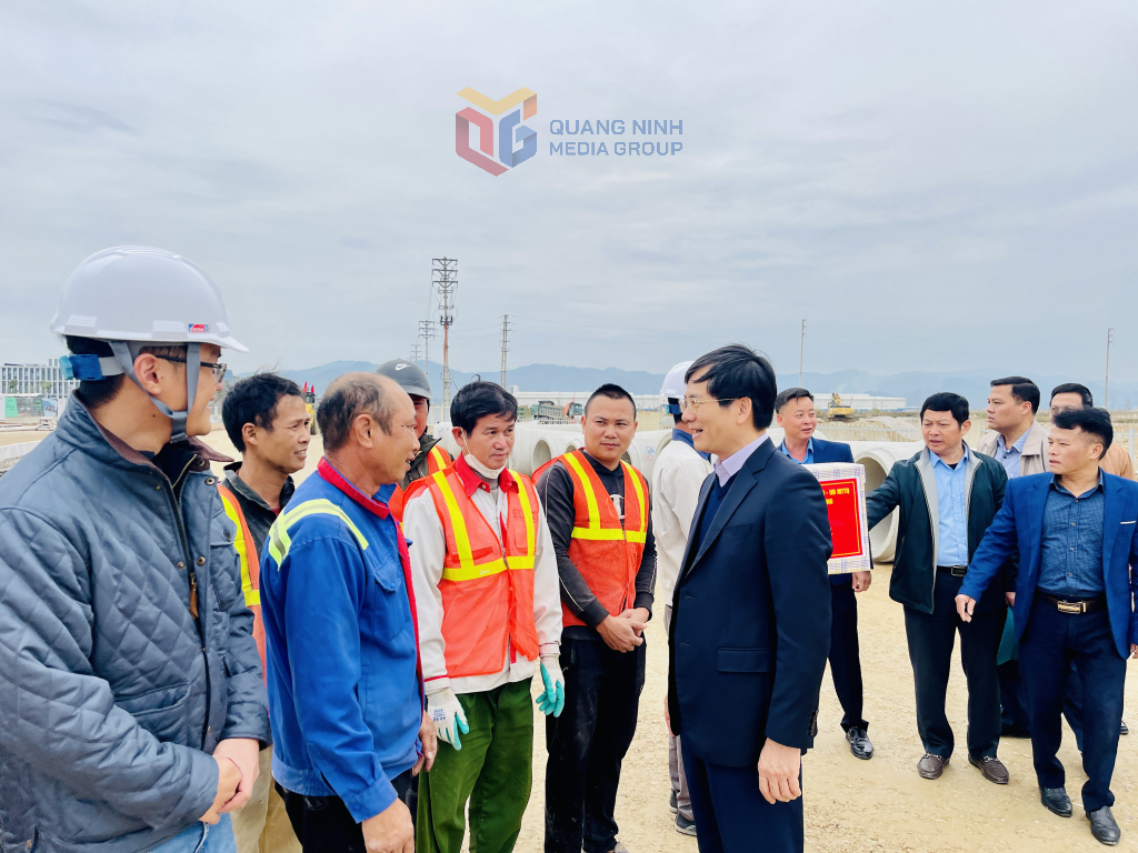 Ông Vũ Quyết Tiến, Ủy viên Ban thường vụ Tỉnh ủy, Bí thư Thành ủy Hạ Long, động viên đơn vị thi công Dự án tuyến đường An Tiêm qua Khu công nghiệp Việt Hưng đến ngã tư Vạn Yên.