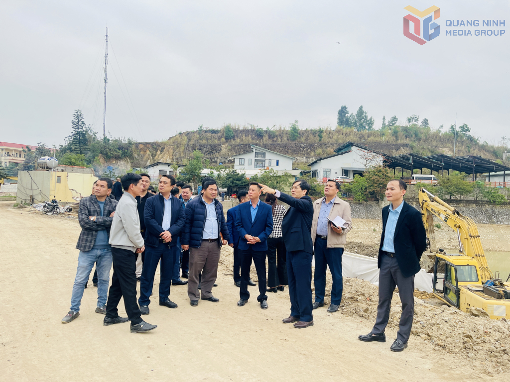 Lãnh đạo thành phố Hạ Long yêu cầu đơn vị thi công Dự án Tuyến đường nối Quốc lộ 18A, phường Hồng Hải (đoạn đường Bùi Thị Xuân) với Tỉnh lộ 336, phường Hà Lầm tổ chức thi công đồng loạt các hạng mục công trình, rút ngắn tiến độ dự án 6 tháng so với kế hoạch.