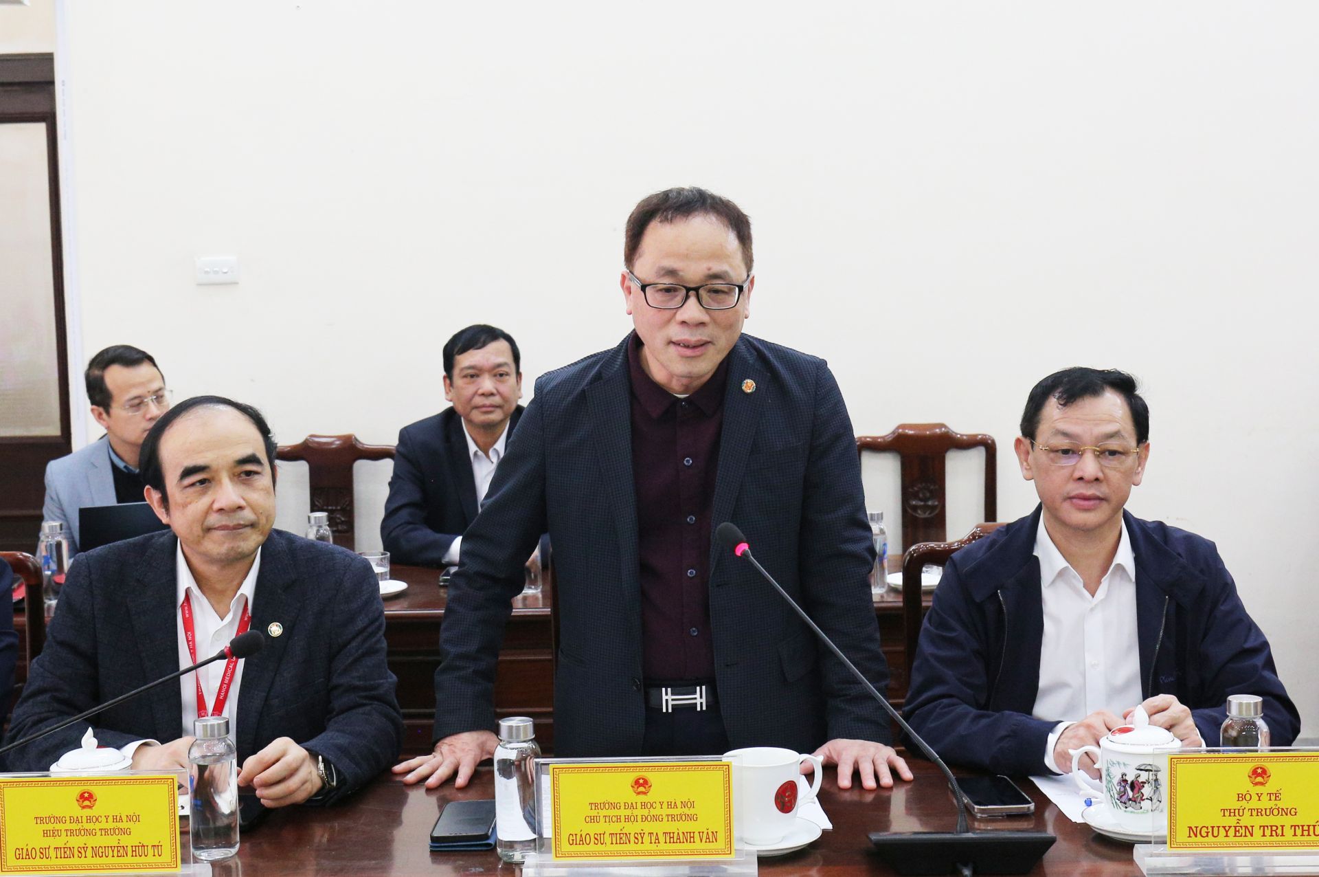 Thứ trưởng Bộ Y tế Nguyễn Tri Thức (ngoài cùng bên phải). Chủ tịch Hội đồng Trường Đại học Y Hà Nội Tạ Thành Văn phát biểu tại Hội nghị.