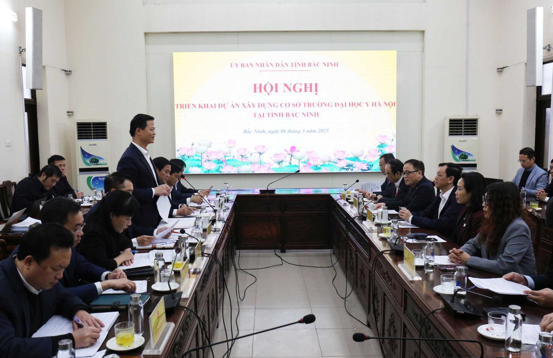 Toàn cảnh hội nghị.