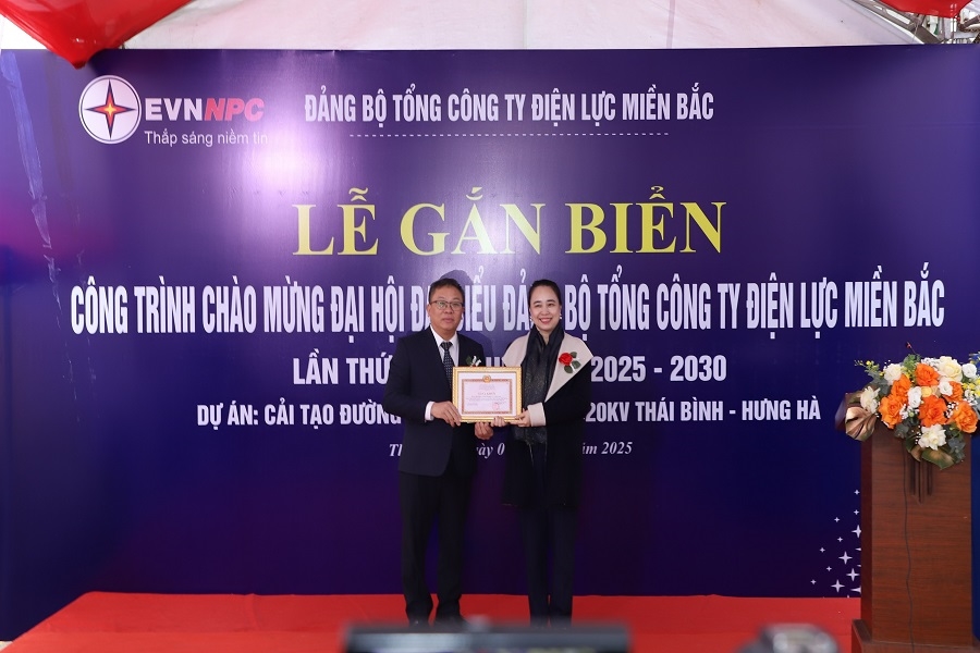 Ông Phạm Hồng Phương - Ủy viên Ban Chấp hành Đảng ủy, Phó Tổng Giám đốc Tập đoàn Điện lực Việt Nam trao Giấy khen cho bà Đỗ Nguyệt Ánh - Bí thư Đảng ủy, Chủ tịch HĐTV Tổng công ty Điện lực miền Bắc