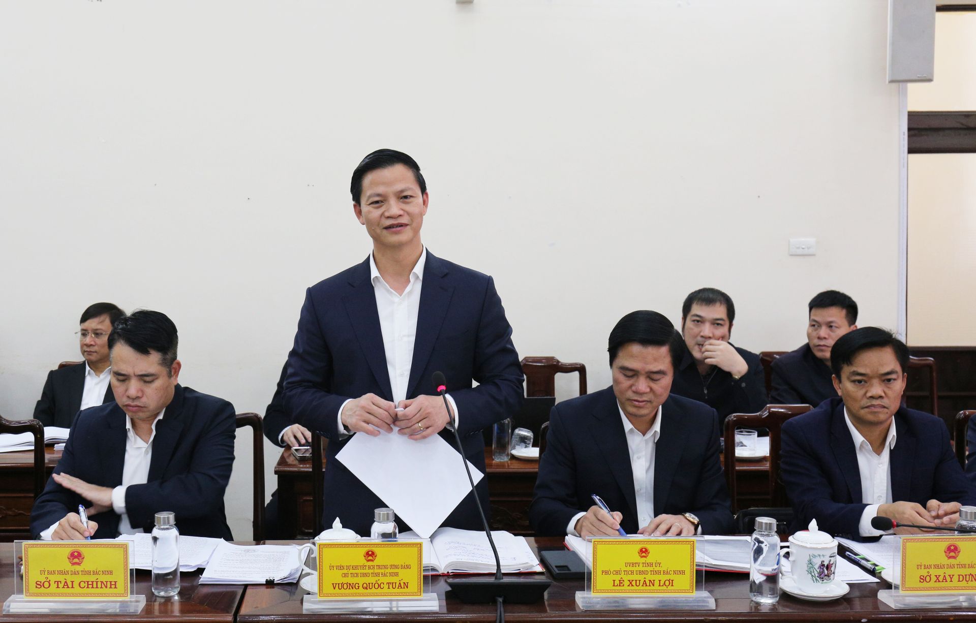 Chủ tịch UBND tỉnh Vương Quốc Tuấn (thứ 2 từ trái qua) phát biểu ý kiến. Phó Chủ tịch UBND tỉnh Lê Xuân Lợi (thứ 2 từ phải qua) dự Hội nghị.