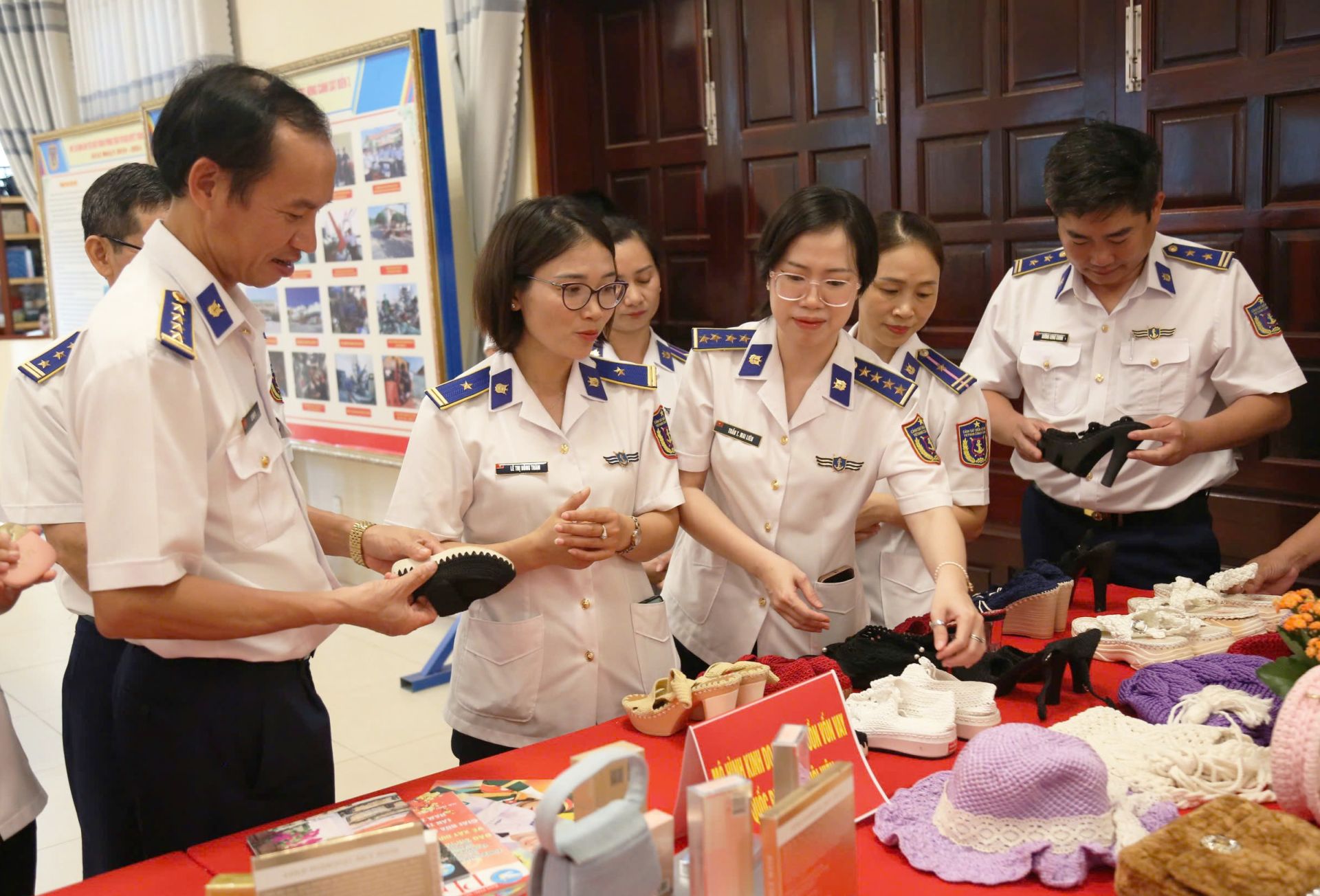 Thủ trưởng BTL Vùng và Phòng, Ban tham quan sản phaamt trưng bày của chị em tự tay làm