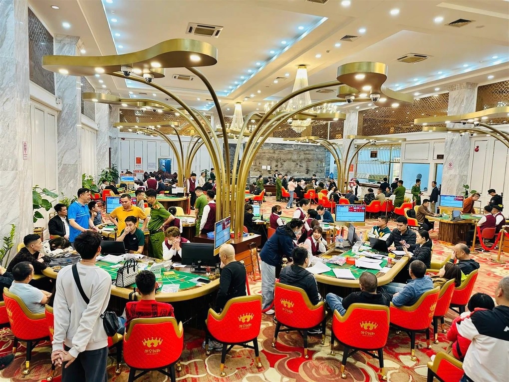 Bên trong sới bạc (Ảnh: Công an cung cấp).